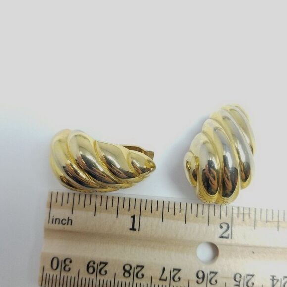 Vintage Shrimp Ribbed Shape Clip On Earrings, Gold Tone, Signed, Retro Estate - Picture 5 of 6